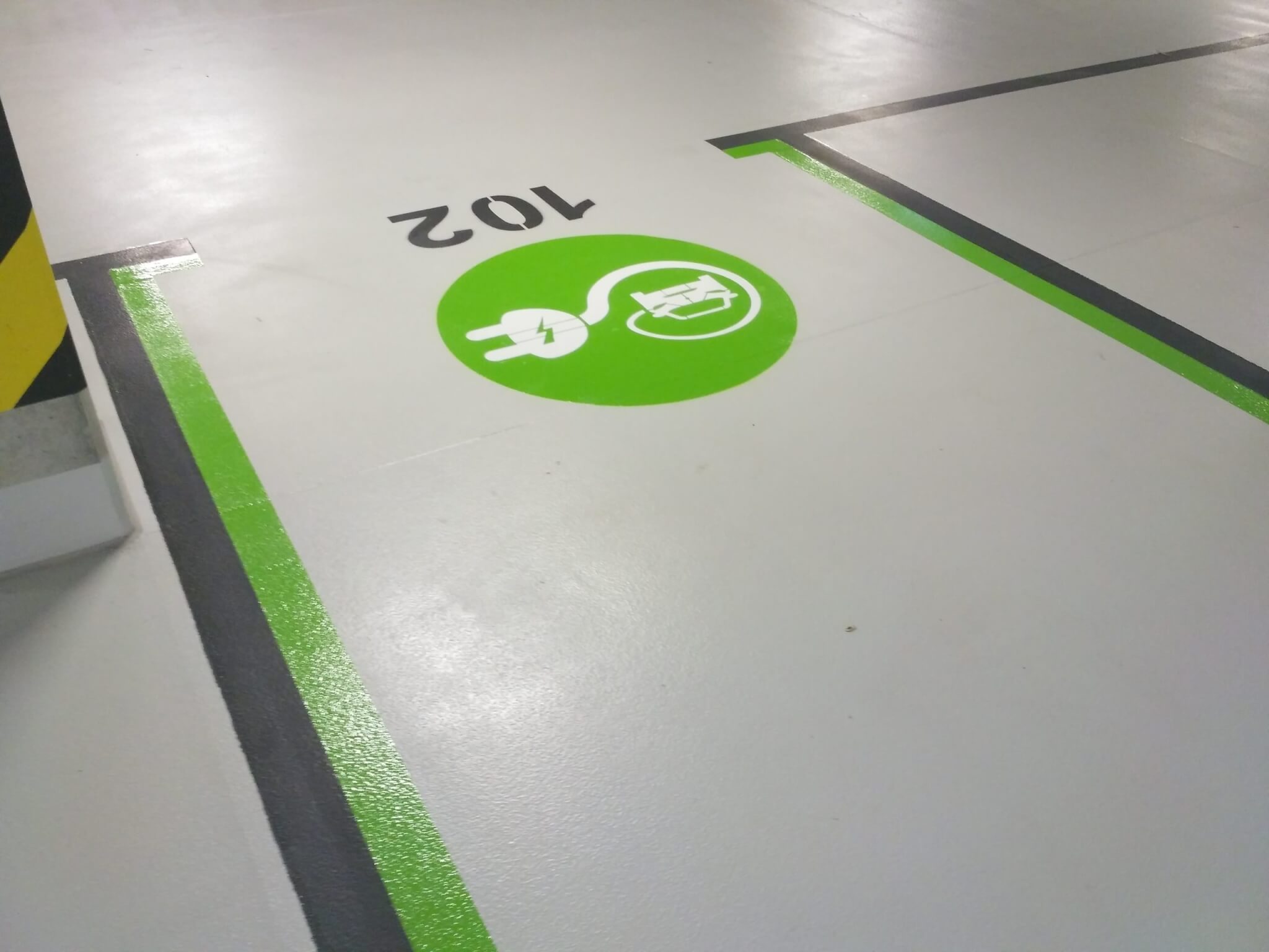 Oznaczenia dla pojazdów elektrycznych – jak dostosować parking do nowych przepisów?