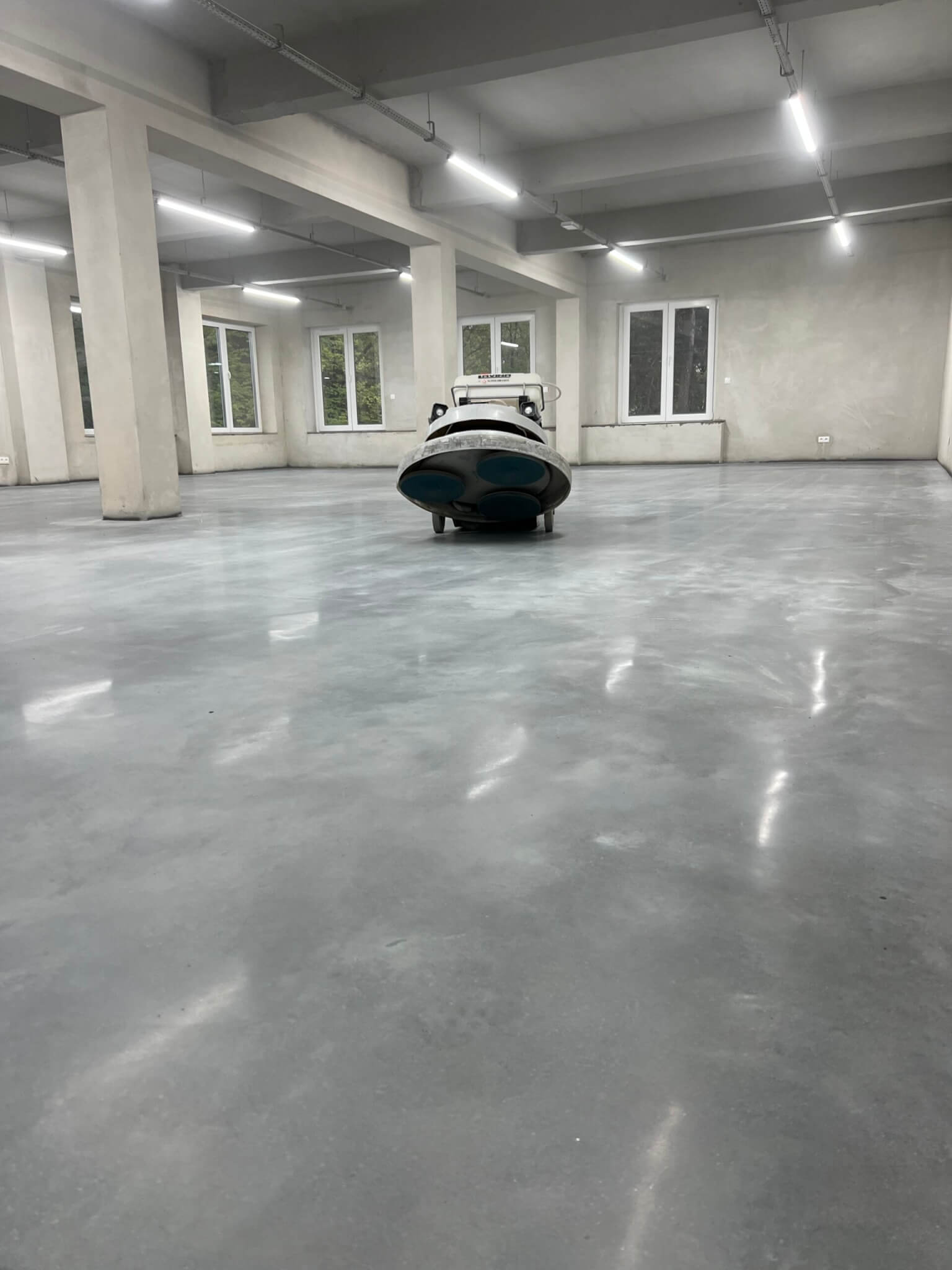 Kiedy regenerować posadzkę, a kiedy ją wymienić?